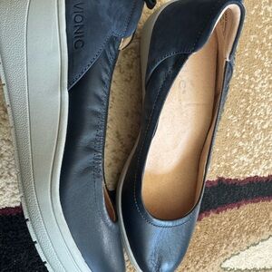 Vionic Women's Black and Gray Shoes